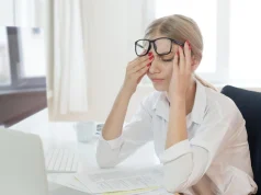 Не только на коже: онколог Евсеев перечислил признаки меланомы глаза