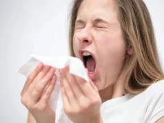 Почему при чихании сводит живот и как чихать, чтобы не сводило, объяснил врач Барбакадзе