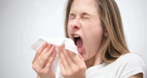 Почему при чихании сводит живот и как чихать, чтобы не сводило, объяснил врач Барбакадзе