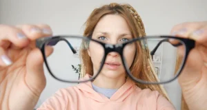 Признаки, что ваши очки пора заменить, назвала оптометрист Мамлютова