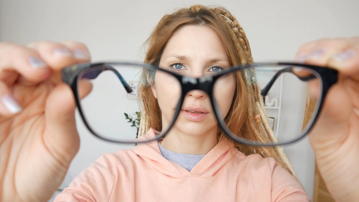 Признаки, что ваши очки пора заменить, назвала оптометрист Мамлютова