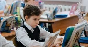 В популярных марках школьной формы нашли токсины, вызывающие головные боли и аллергию