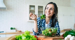 Весенний дисбактериоз: как свежие овощи «шокируют» кишечник после зимы