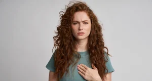 Врач объяснила, как связаны усиление изжоги и отрыжки с перепадами давления в марте