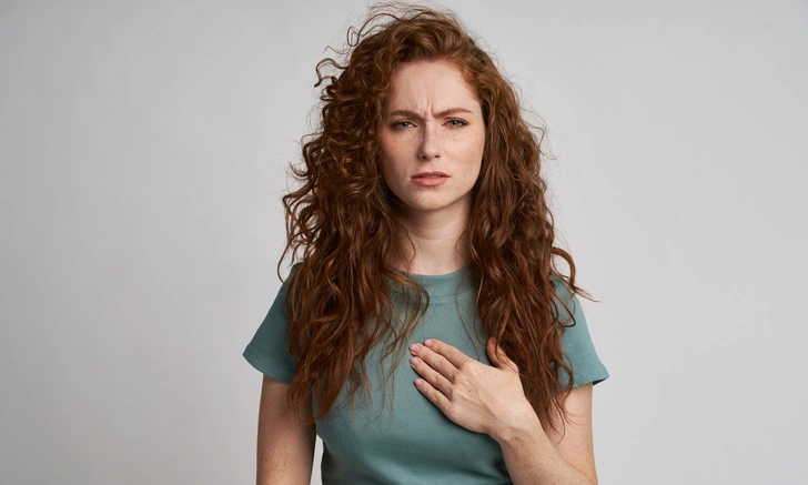 Врач объяснила, как связаны усиление изжоги и отрыжки с перепадами давления в марте