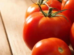 Всегда замачивайте помидоры в соленой воде. Вот зачем это нужно