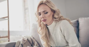 Девушка не могла завязывать шнурки и ходить в брюках из-за боли: причину искали много лет