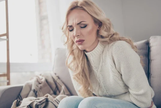 Девушка не могла завязывать шнурки и ходить в брюках из-за боли: причину искали много лет