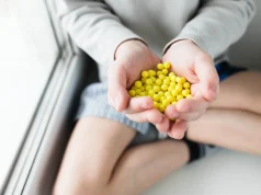 «Дорогая моча», а не лечение: почему нельзя пить за раз высокие дозы витамина С