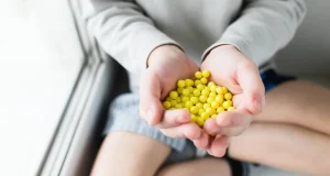 «Дорогая моча», а не лечение: почему нельзя пить за раз высокие дозы витамина С