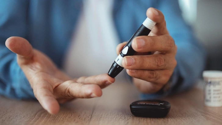 Эндокринолог Карасев рассказал, помогают ли домашние глюкометры в похудении