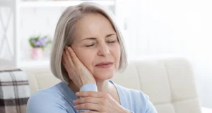 Если весной закладывает уши, помогут простые упражнения, но не пропустите опасные симптомы