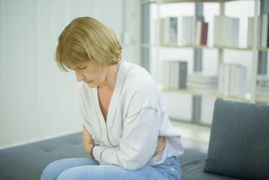 Хирург Андреев раскрыл причины, почему тянет справа или слева под ребрами