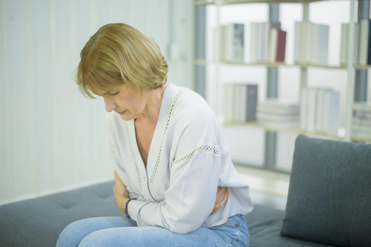 Хирург Андреев раскрыл причины, почему тянет справа или слева под ребрами