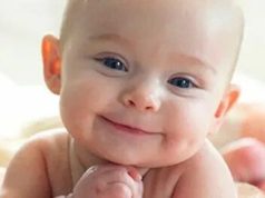 Развитие ребёнка по месяцам: когда малыш начинает ходить, держать голову и показывать пальцем