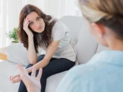 Логорея: как отличить обычную болтливость от симптома нарушений работы мозга