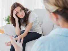 Логорея: как отличить обычную болтливость от симптома нарушений работы мозга