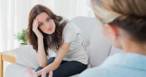 Логорея: как отличить обычную болтливость от симптома нарушений работы мозга