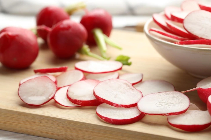Лучше, чем отруби: почему редиску надо резать тонко и нельзя запивать холодным