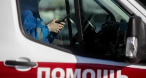 Медики шли по колено в ледяной воде и несли 20 кг оборудования, чтобы спасти женщину