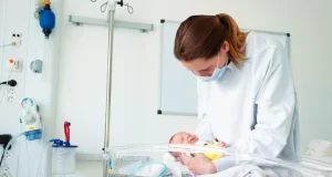 Неонатолог Сластенова: «Мамы недоношенных малышей часто кладут в кювез иконку — родителям так легче»