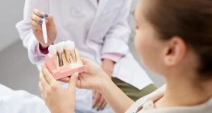 Неживой, но как родной. Врачи рассказали, какой способ восстановления утраченных зубов выбрать