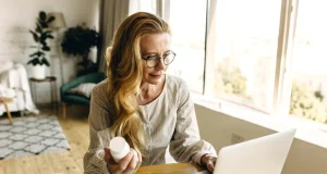 Онемение и проблемы с равновесием: невролог предупредил о токсичности популярного витамина