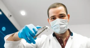 От виниров до имплантации: где позаботиться о здоровье и красоте зубов