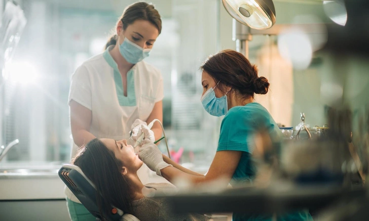 Почему нельзя есть сразу после лечения зубов у стоматолога, объяснил врач Суменов