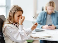 Почему появляются вспышки и искры, когда мы трем глаза, ответила офтальмолог Толтаева