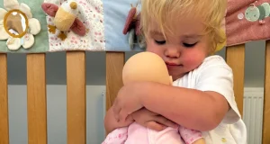 У годовалого ребенка обнаружили детскую деменцию. Что это за болезнь и какие у нее прогнозы