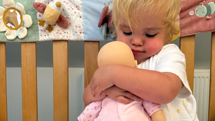 У годовалого ребенка обнаружили детскую деменцию. Что это за болезнь и какие у нее прогнозы