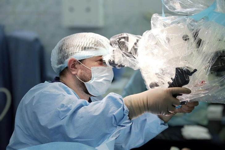 В НИИТО женщине удалили сложную опухоль, которая маскировалась под рассеянный склероз