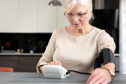 Врач Новиков назвал 8 болезней, которые приходят вслед за гипертонией