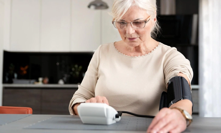 Врач Новиков назвал 8 болезней, которые приходят вслед за гипертонией