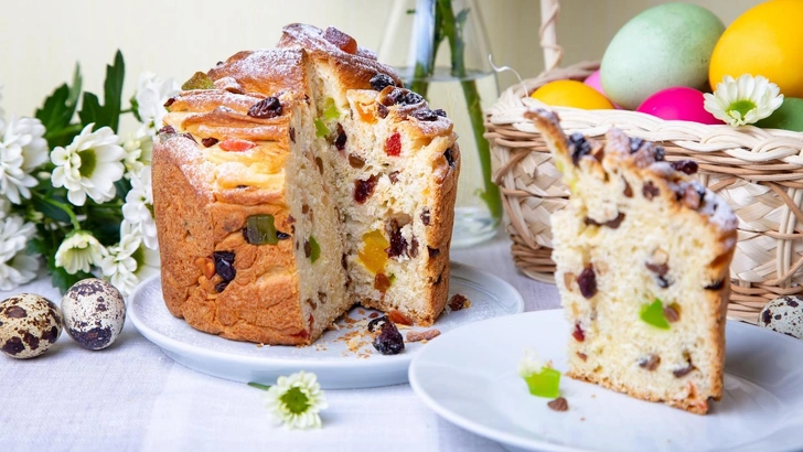 Врач Помойнецкая объяснила, почему не стоит есть на Пасху одновременно яйца и куличи