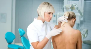 Заморозить, сжечь током и еще два способа удалить родинку — выбираем безопасный