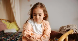 6-летняя девочка получила химический ожог лица, прикоснувшись к комнатному растению