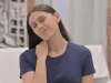 Не вставая со стула: три упражнения, которые за минуты расслабят затекшие мышцы шеи