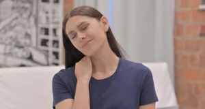 Не вставая со стула: три упражнения, которые за минуты расслабят затекшие мышцы шеи
