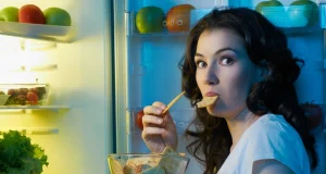 Ночной дожор: почему после девяти вечера тянет на сладкое и как с этим справиться