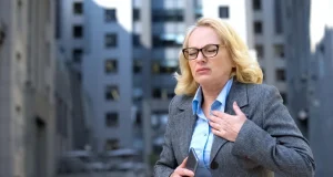 После ковида болит сердце, а кардиограмма хорошая: что поможет, а чего надо избегать