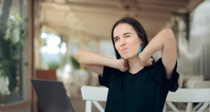 Второй подбородок после 30 лет не связан с весом, сообщила косметолог Елисавецкая