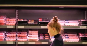 Биолог, изучающий геномы рака, назвал продукты, которые никогда не положит в свою тарелку