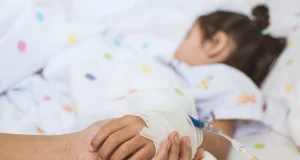 Непривитая 4-летняя девочка умерла от дифтерии. Ее родителей обвинили в убийстве