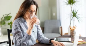 Почему так сложно пить много воды и как сделать это привычкой: мнение биохимика