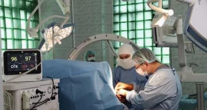В НИИТО врачи несколько часов собирали пазл из костей мужчины, упавшего с самоката