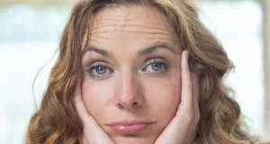 Женщина 20 лет спала, не смывая тушь и подводку с глаз — и вот что с ней случилось