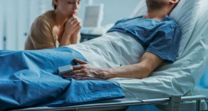 50-летний мужчина умер из-за зубной инфекции: она спровоцировала кровоизлияние и отек мозга