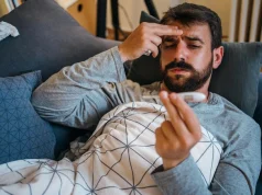 Температуры нет, а кашель есть: терапевт о «холодной простуде», которая опаснее, чем кажется
